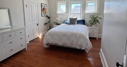 Modern Century Home. Walk Downtown. 10 mins to Beach