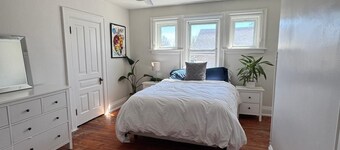 Modern Century Home. Walk Downtown. 10 mins to Beach