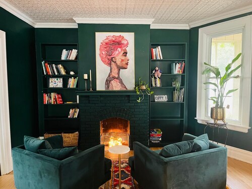 Modern Century Home. Walk Downtown. 10 mins to Beach