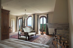 Laptop workspace, free WiFi