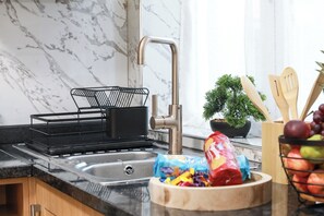 Kylskåp, mikrovågsugn, ugn och spishäll