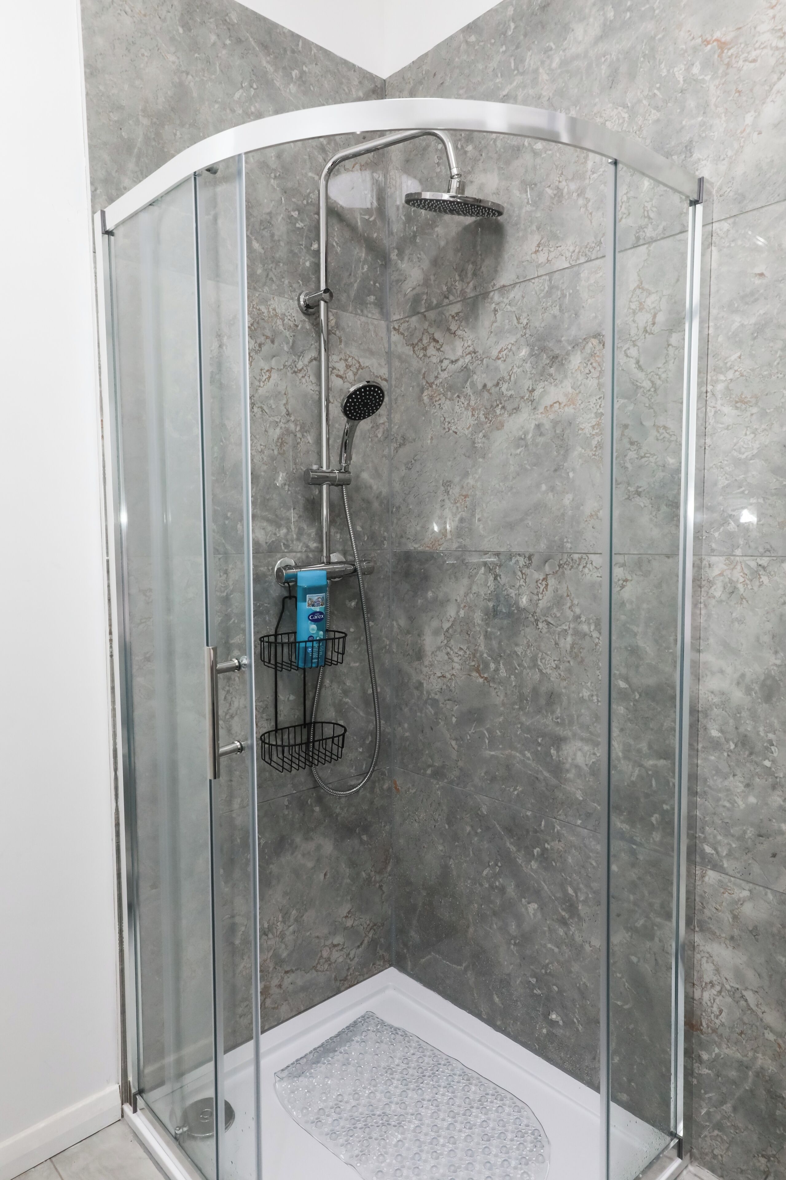 Douche, sèche-cheveux, serviettes fournies