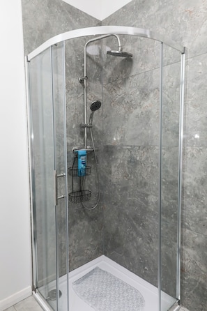 Shower, hair dryer, towels - Victoria Road Apartment in Stoke (Stoke-on-Trent)