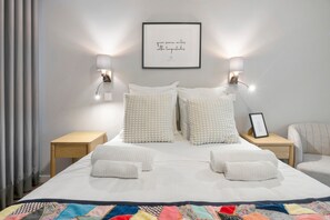 1 bedroom, WiFi, bed sheets - Room 'Suite Dupla - Atlântico' with Shared Terrace and Wi-Fi (Angra do Heroísmo)