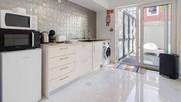 Fridge, microwave, oven, coffee/tea maker