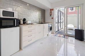 Fridge, microwave, oven, coffee/tea maker - Room 'Suite Dupla - Navegador' with Shared Terrace and Wi-Fi (Angra do Heroísmo)