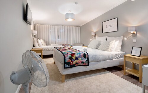 Chambre 'Suite Tripla - Farol' avec terrasse partagée et Wi-Fi