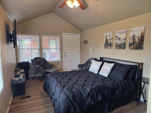 Peaceful and private cabin overlooking the National Forest with AC in Glenwood