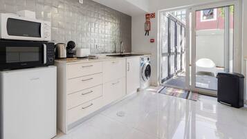 Kühlschrank, Mikrowelle, Ofen, Wasserkocher mit Kaffee-/Teezubehör