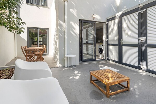 Outdoor dining - Room 'Suite Tripla - Infante' with Shared Terrace and Wi-Fi (Angra do Heroísmo)