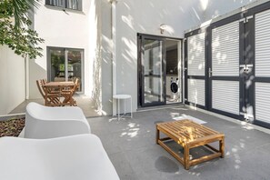 Outdoor dining - Room 'Suite Tripla - Infante' with Shared Terrace and Wi-Fi (Angra do Heroísmo)