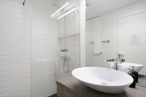 Shower, hair dryer, towels - Room 'Suite Tripla - Infante' with Shared Terrace and Wi-Fi (Angra do Heroísmo)