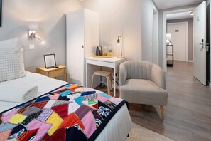 1 bedroom, WiFi, bed sheets - Room 'Suite Tripla - Infante' with Shared Terrace and Wi-Fi (Angra do Heroísmo)