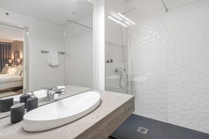 Shower, hair dryer, towels - Room 'Suite Tripla - Mobilidade Reduzida' with Shared Terrace and Wi-Fi (Angra do Heroísmo)