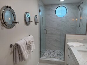 Ducha, secador de pelo, bidet, toallas