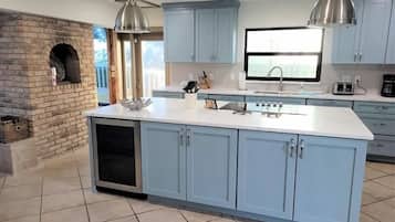 Een microgolfoven, een oven, een kookplaat, een vaatwasser