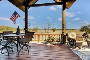 Outdoor dining - The Barn at Quail Creek Ranch - 2 Bedroom Peaceful Ranch Retreat (Wheeler)