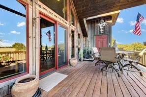 Outdoor dining - The Barn at Quail Creek Ranch - 2 Bedroom Peaceful Ranch Retreat (Wheeler)