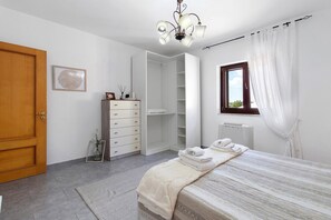 2 bedrooms, desk, iron/ironing board, WiFi