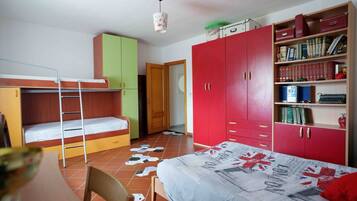 2 bedrooms, desk, iron/ironing board, WiFi