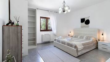 2 bedrooms, desk, iron/ironing board, WiFi