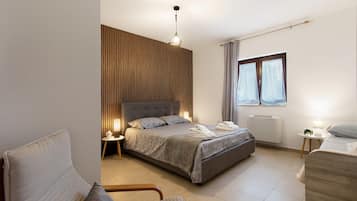 2 bedrooms, desk, iron/ironing board, WiFi