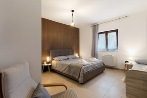 2 bedrooms, desk, iron/ironing board, WiFi