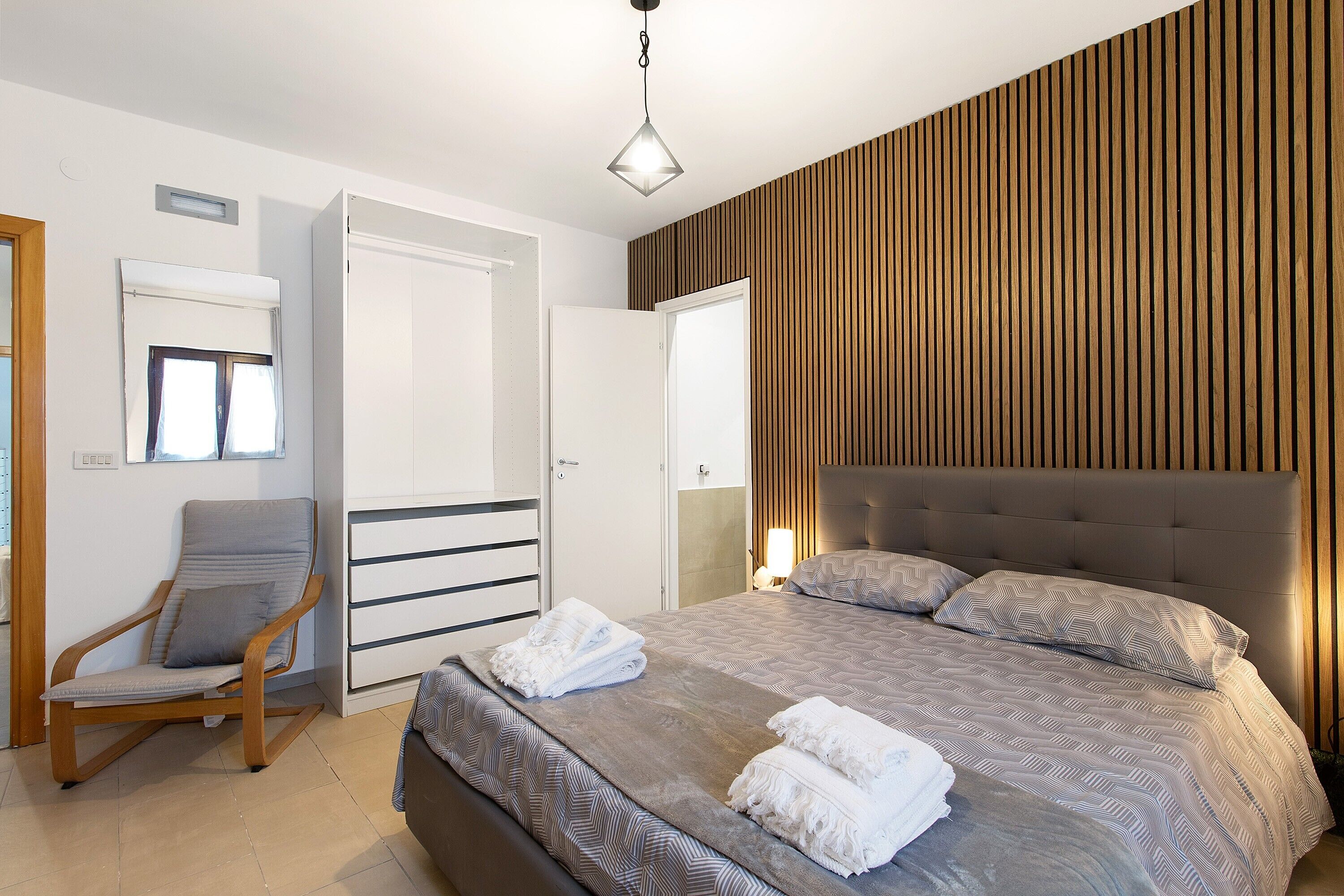 2 bedrooms, desk, iron/ironing board, WiFi
