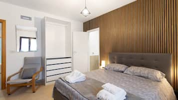 2 bedrooms, desk, iron/ironing board, WiFi