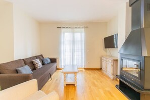 TV - Charming Pyrenean Flat with Terrace, Views & Pool (Anciles)