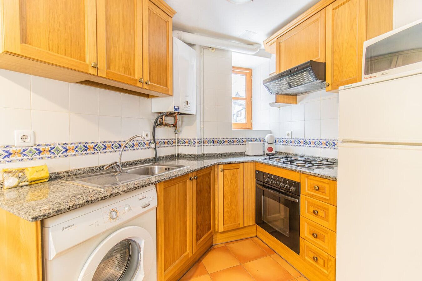 Microondas, horno, cafetera o tetera y mesa de comedor