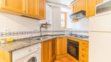 Microondas, horno, cafetera o tetera y mesa de comedor