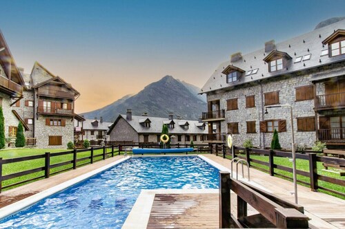 Charming Pyrenean Flat with Terrace, Views & Pool