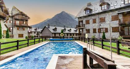 Charming Pyrenean Flat with Terrace, Views & Pool