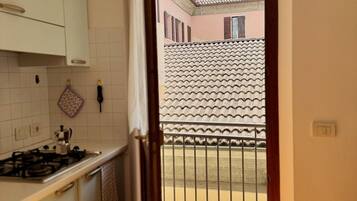 Réfrigérateur, micro-ondes, plaque de cuisson, cafetiÚre/bouilloire