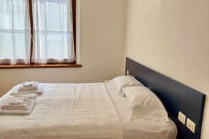 Iron/ironing board, free WiFi, bed sheets