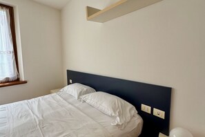 Tabla de planchar con plancha, wifi gratis, ropa de cama