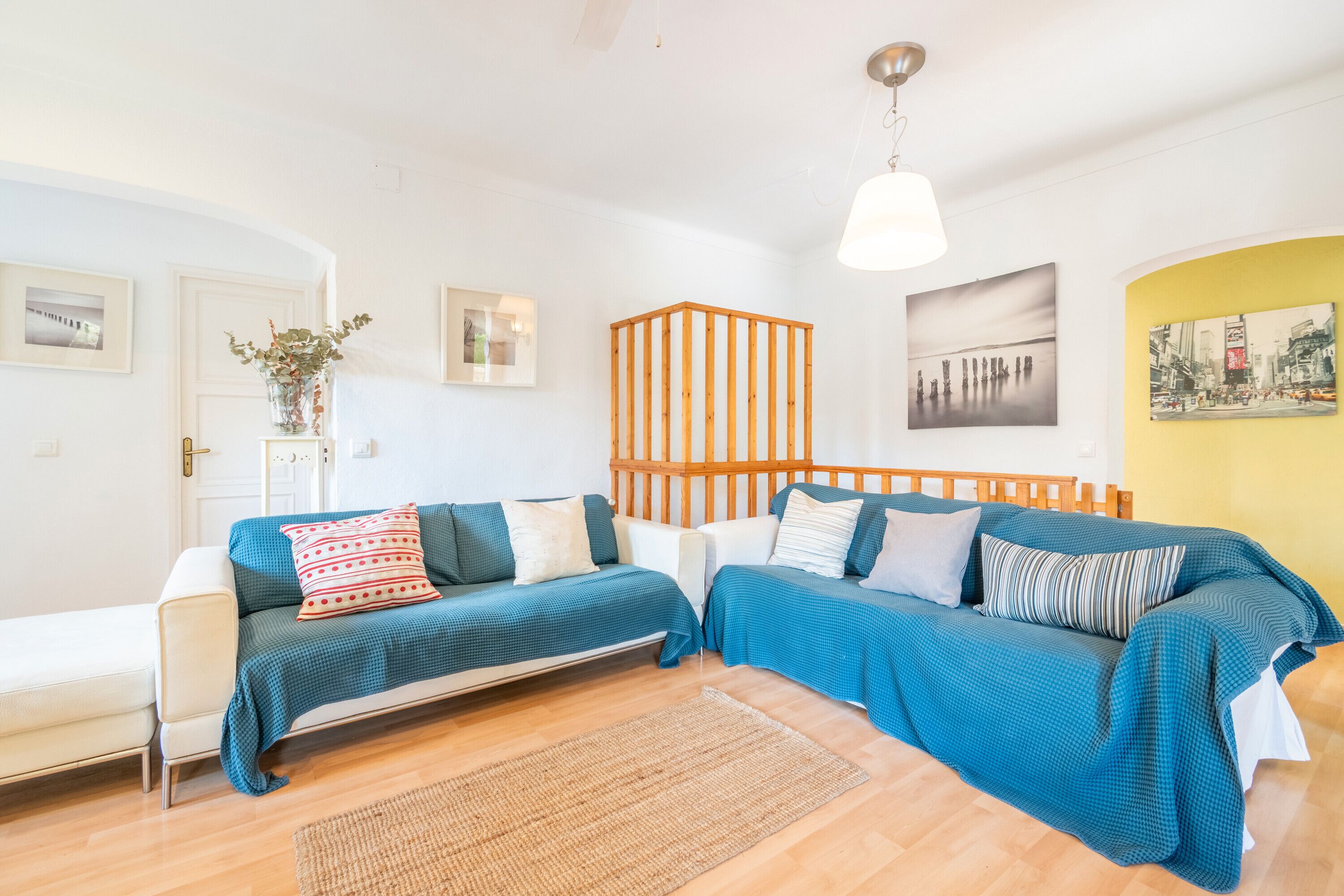 Een televisie en een open haard