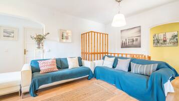 Een televisie en een open haard