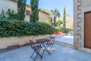 Outdoor dining - Authentic Mediterranean Villa (Cala Sant Vicenç)