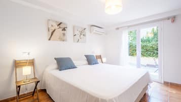 4 bedrooms, iron/ironing board, WiFi, bed sheets