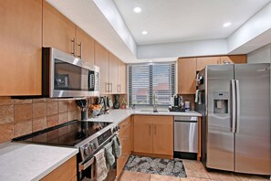 Kühlschrank, Mikrowelle, Herdplatte, Geschirrspüler