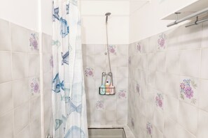 Douche, articles de toilette gratuits, sèche-cheveux