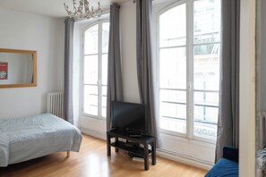 1 bedroom, desk, iron/ironing board, WiFi - Superb Notre-Dame apartment (Paris)