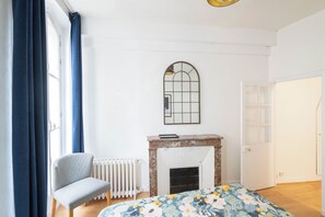 1 bedroom, desk, iron/ironing board, WiFi - Superb Notre-Dame apartment (Paris)