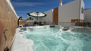 Tina de hidromasaje al aire libre