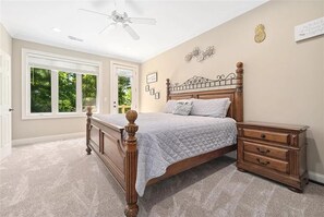 5 chambres, fer et planche à repasser, lit de bébé portatif