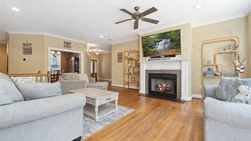 Una Smart TV, una chimenea