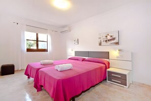 4 bedrooms, iron/ironing board, WiFi, bed sheets
