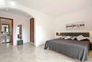 4 Schlafzimmer, Bügeleisen/Bügelbrett, WLAN, Bettwäsche